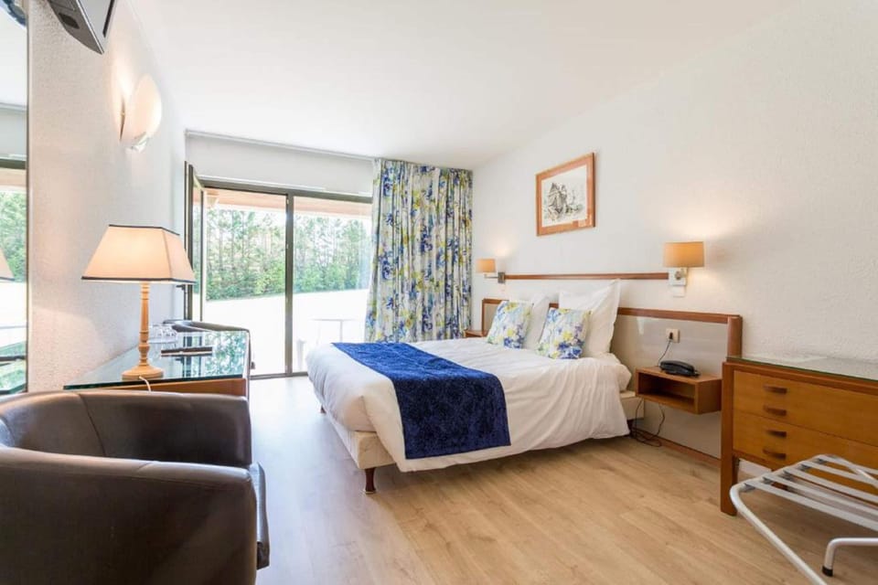 Deluxe Triple Room | Desk, free cribs/infant beds, rollaway beds, WiFi