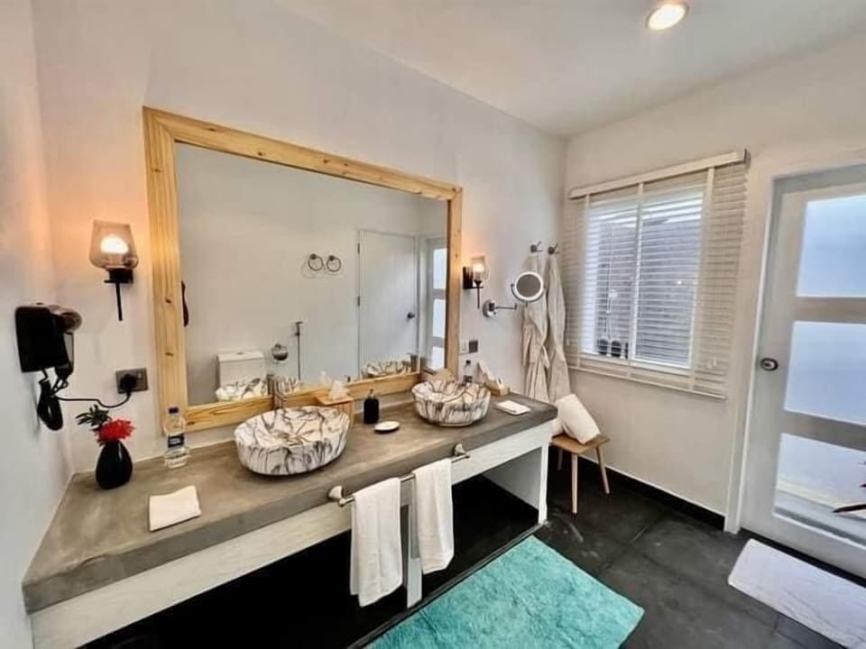 Deluxe Villa, 1 Bedroom, Garden View | Bathroom | Shower, rainfall showerhead, designer toiletries, hair dryer