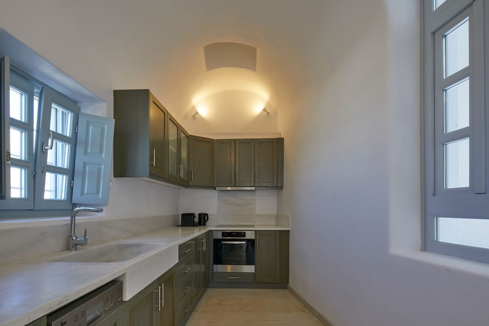 Canava House | Private kitchen | Mini-fridge, espresso maker, coffee/tea maker, electric kettle
