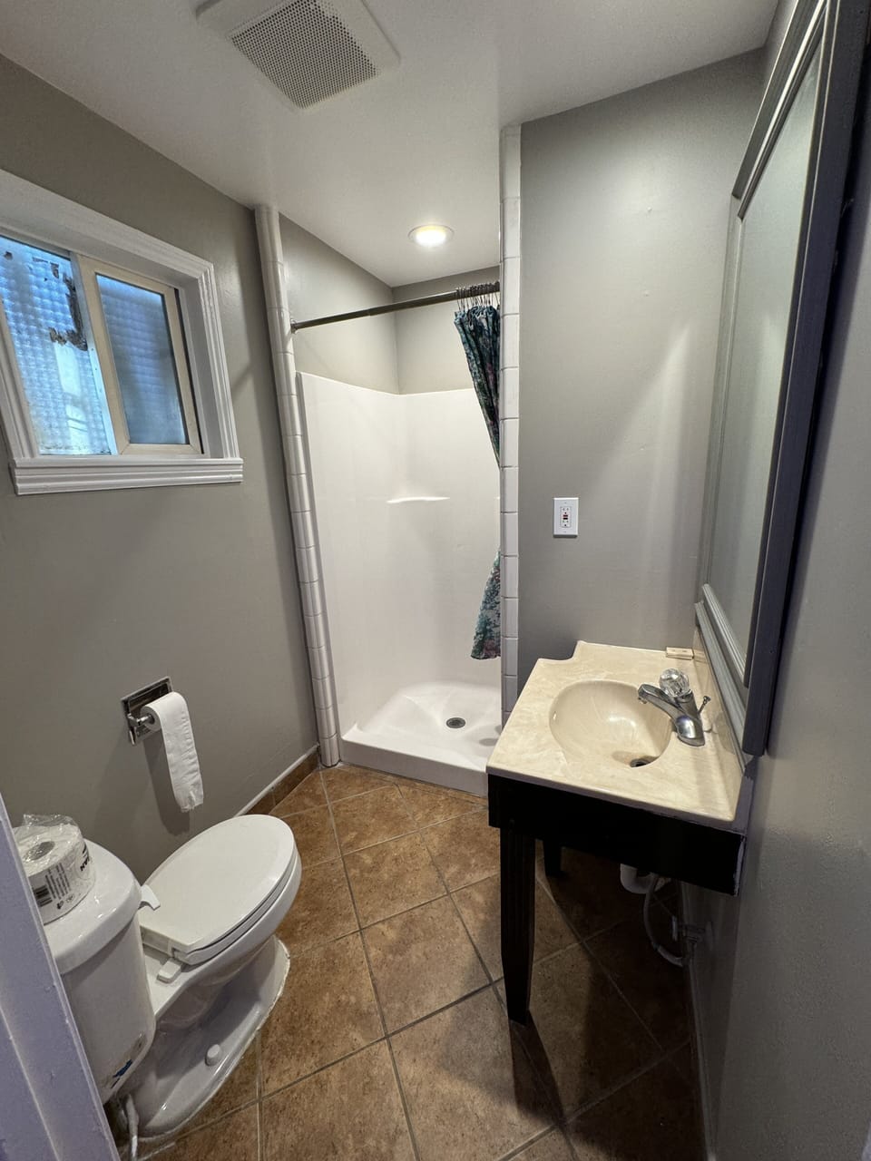 Basic Room | Bathroom | Hair dryer, towels, soap, shampoo