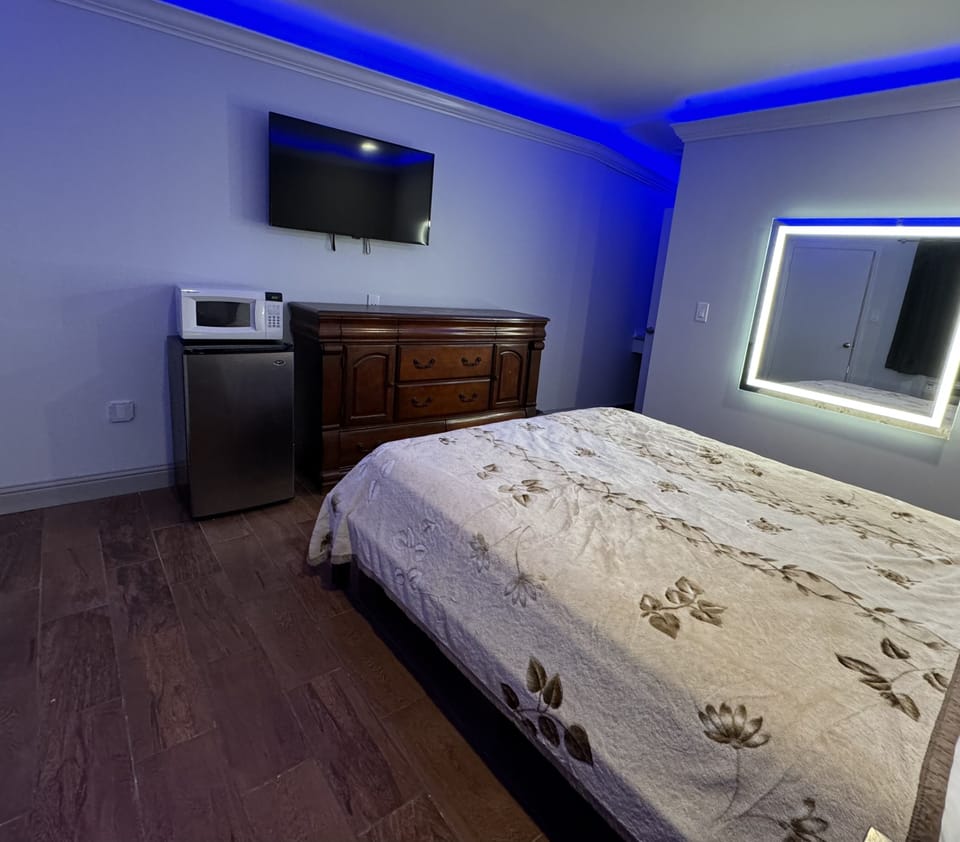 1 bedroom, desk, free WiFi, bed sheets