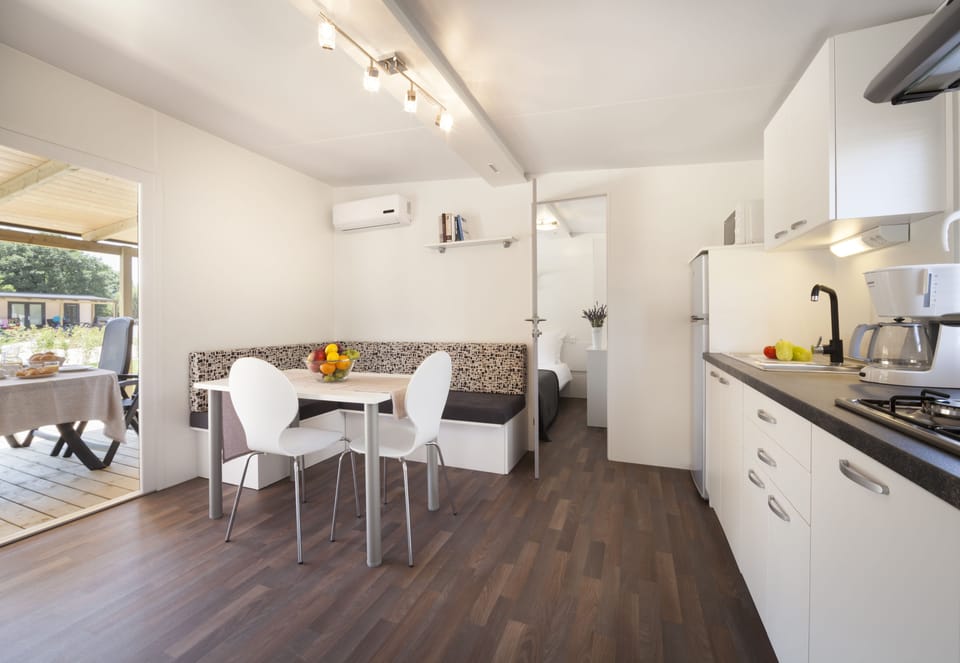 Mobile home STANDARD WITH WHIRLPOOL | Private kitchen | Fridge, microwave, stovetop, coffee/tea maker