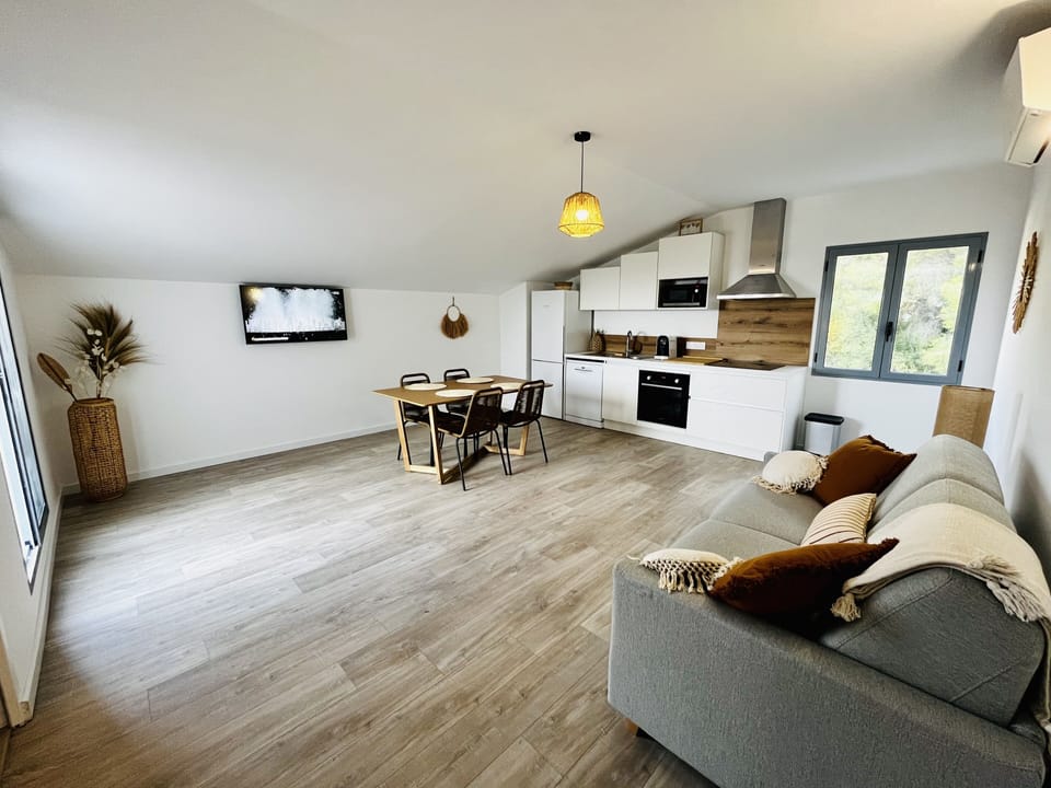 Classic Apartment | Living area | Flat-screen TV