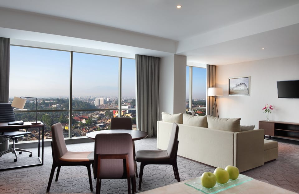 Grand Suite, 1 Twin Bed | Minibar, in-room safe, desk, laptop workspace