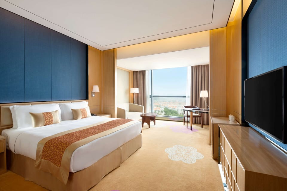 Room, 1 King Bed, Smoking | Hypo-allergenic bedding, minibar, in-room safe, desk