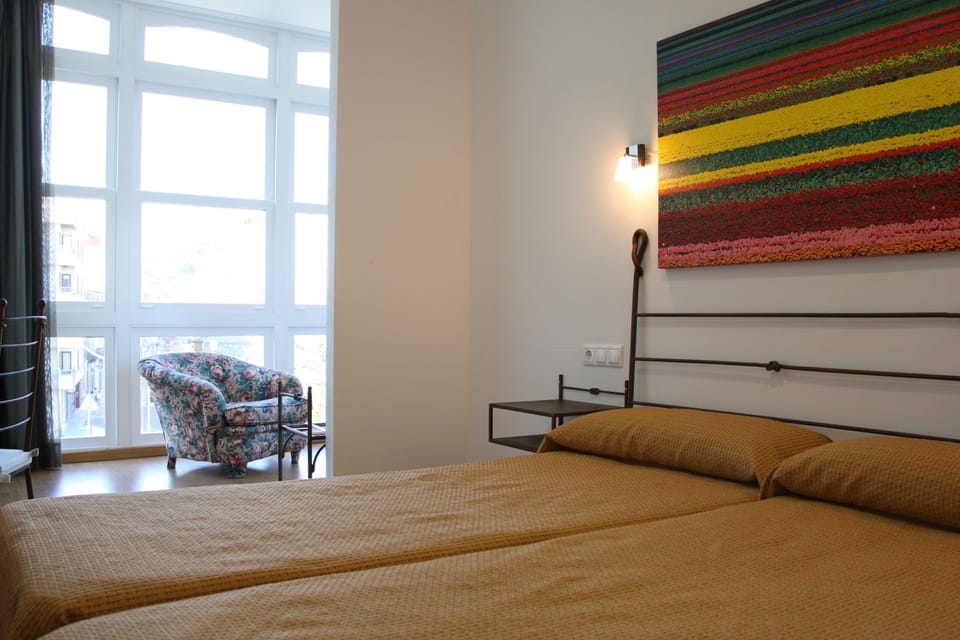 Twin Room | Desk, blackout drapes, rollaway beds, free WiFi