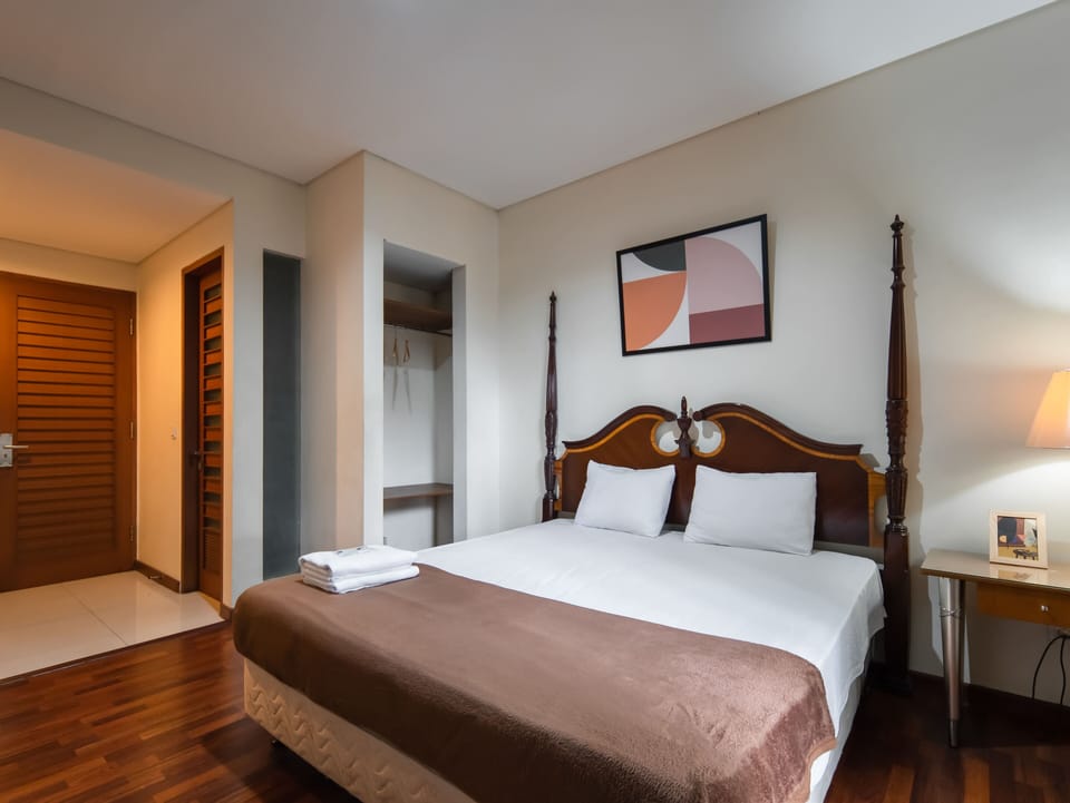 Premium Room, 1 Queen Bed | Desk, laptop workspace, free WiFi, bed sheets