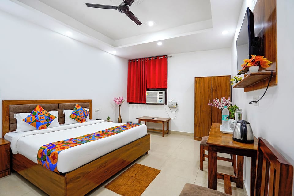 Egyptian cotton sheets, premium bedding, in-room safe, desk
