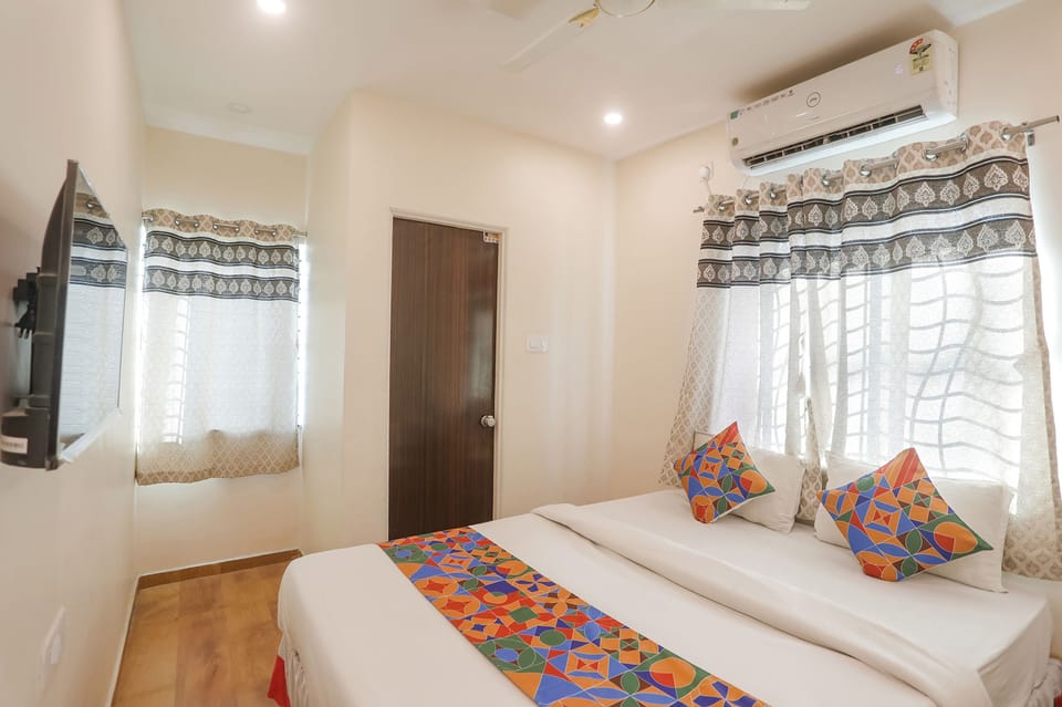 Deluxe Room, 1 Double Bed | Egyptian cotton sheets, premium bedding, in-room safe, desk