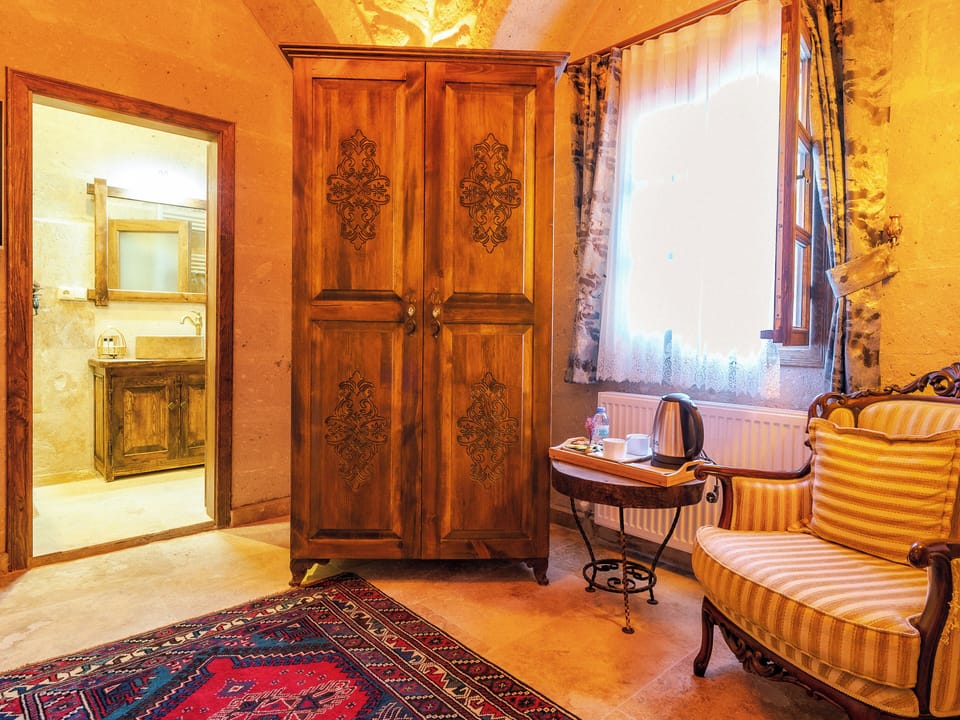 Sultan Deluxe Stone Room | Living area | 42-inch LCD TV with satellite channels, heated floors