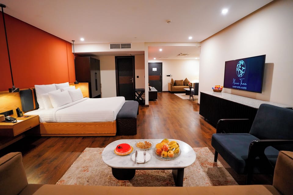 Executive Room | Minibar, in-room safe, individually decorated, individually furnished