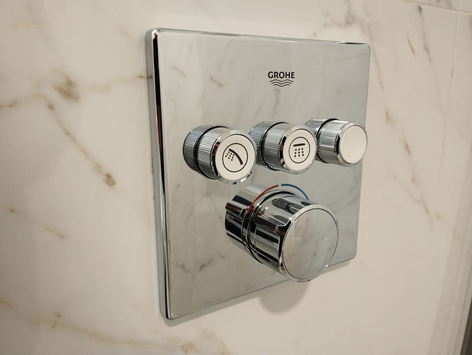 Standard Double Room | Bathroom shower