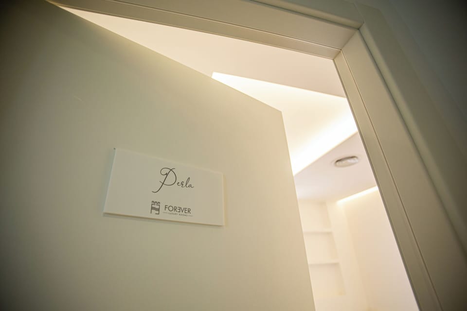 Exclusive Double Room | Minibar, in-room safe, desk, blackout drapes
