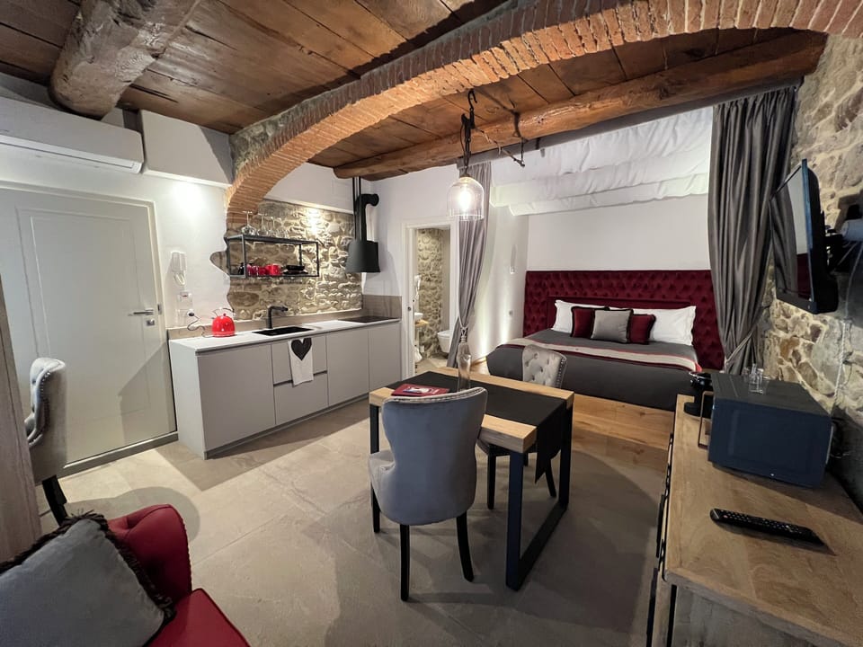 Romantic Suite, 1 King Bed, Non Smoking, City View | Living area | 32-inch Smart TV with digital channels, pay movies, printers