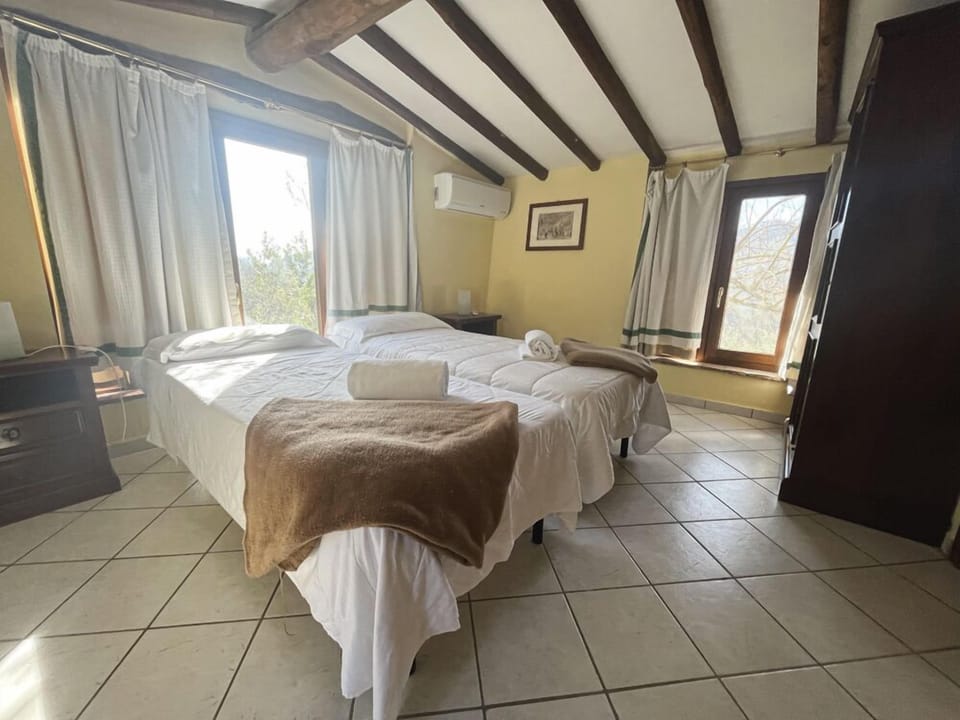 Double Room | Desk, WiFi (free), bed sheets