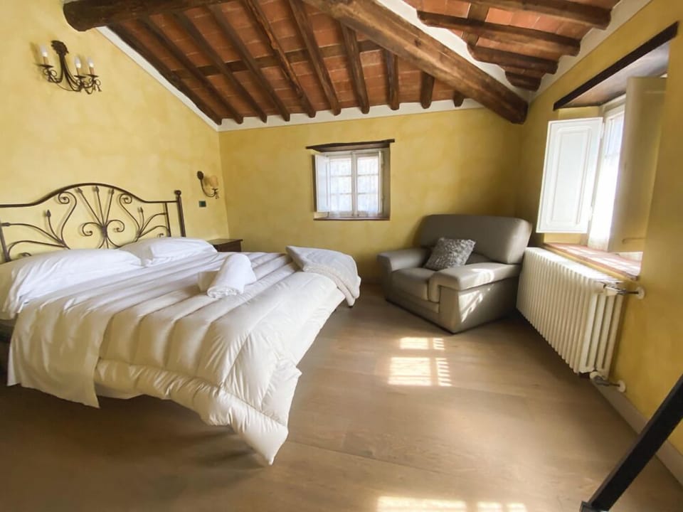 Suite | Desk, WiFi (free), bed sheets
