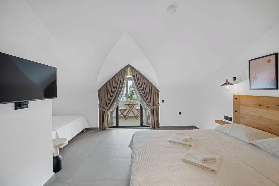 Penthouse Teras Oda | Memory foam beds, minibar (free items), desk, laptop workspace