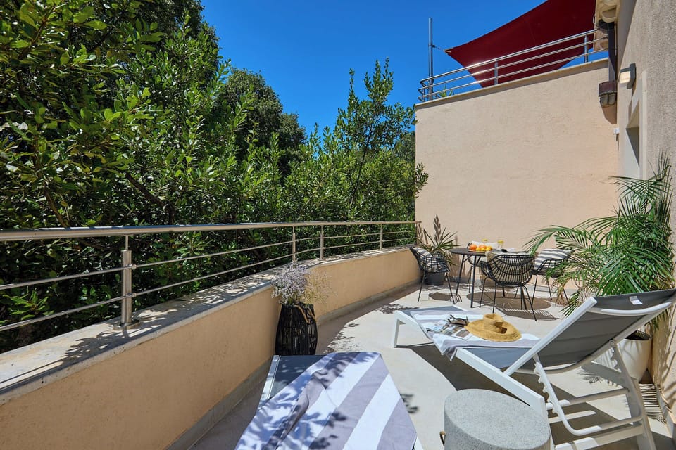 Apartment (1 Bedroom) | Balcony