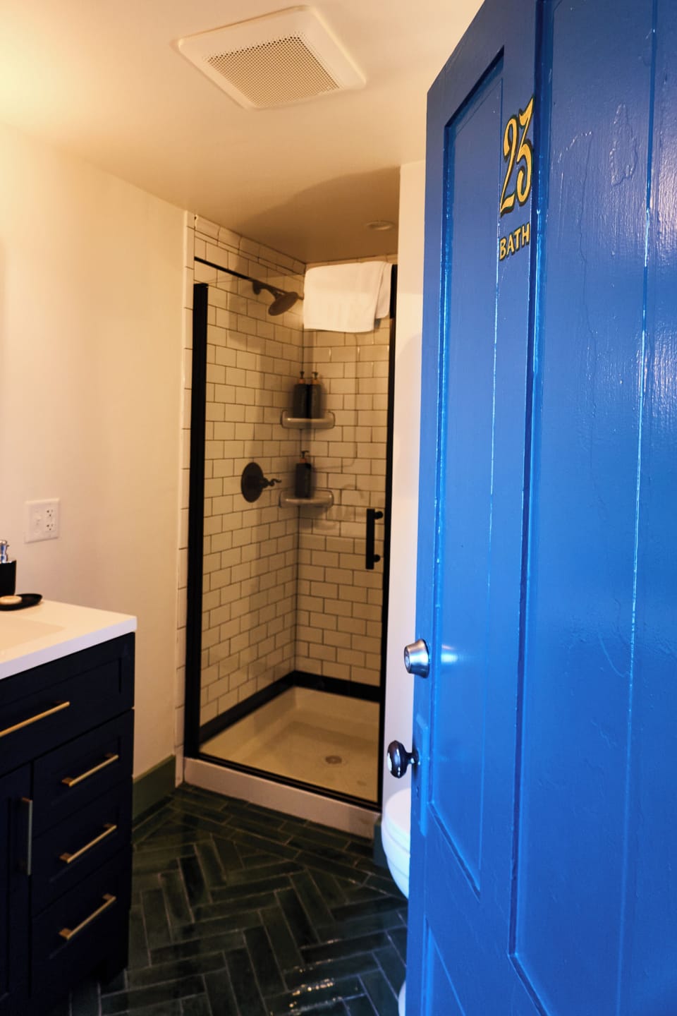 Basic Room, 1 Queen Bed | Bathroom | Combined shower/tub, free toiletries, hair dryer, bathrobes