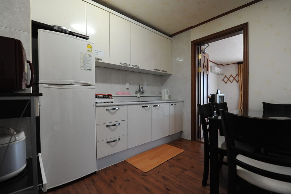 Family Studio | Private kitchen | Fridge, microwave, stovetop, electric kettle
