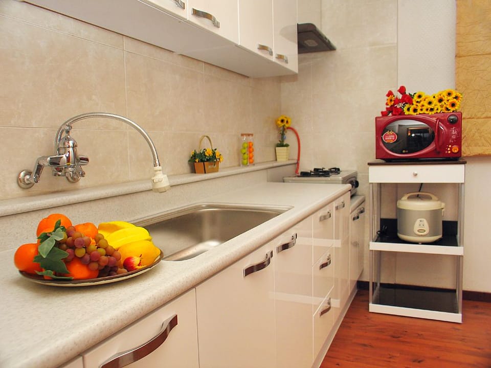 Family Studio | Private kitchen | Fridge, microwave, stovetop, electric kettle