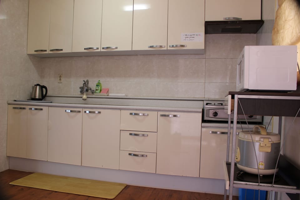 Family Studio | Private kitchen | Fridge, microwave, stovetop, electric kettle