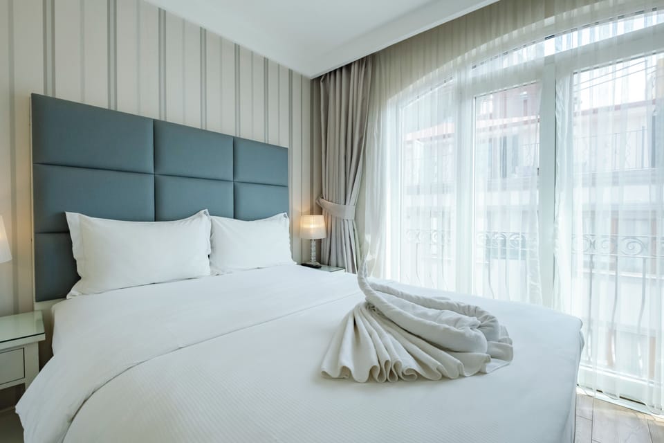 Standard Double Room | Minibar, in-room safe, desk, laptop workspace