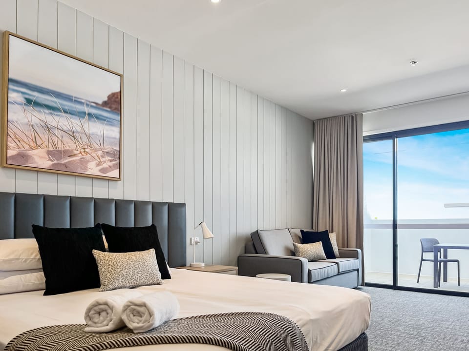 Superior King or Twin Room | Desk, soundproofing, WiFi (free), bed sheets