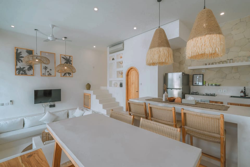 Deluxe Villa | Dining room