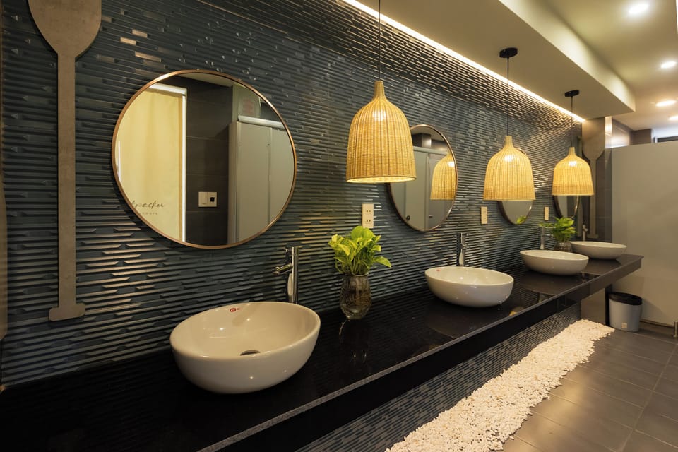 Design Shared Dormitory, Mixed Dorm, Mountain View | Bathroom | Shower, hair dryer, bidet, towels
