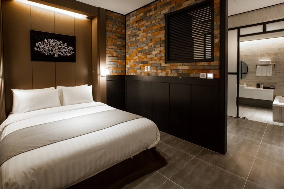 Junior Double Room | In-room safe, soundproofing, WiFi (free), bed sheets