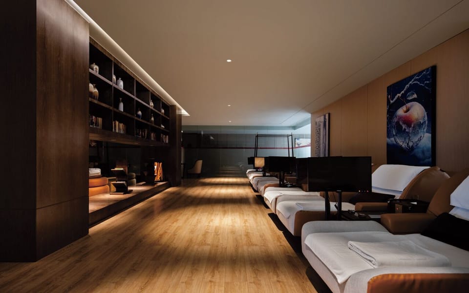 Sauna, hot tub, steam room, body treatments, hydrotherapy, aromatherapy
