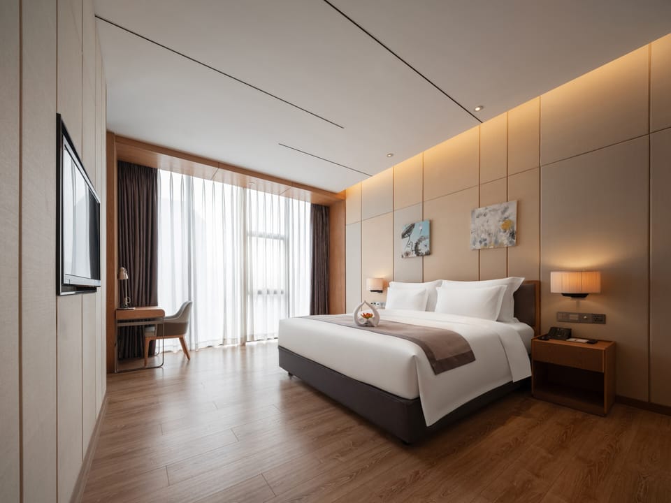 Deluxe Suite | Down comforters, in-room safe, blackout drapes