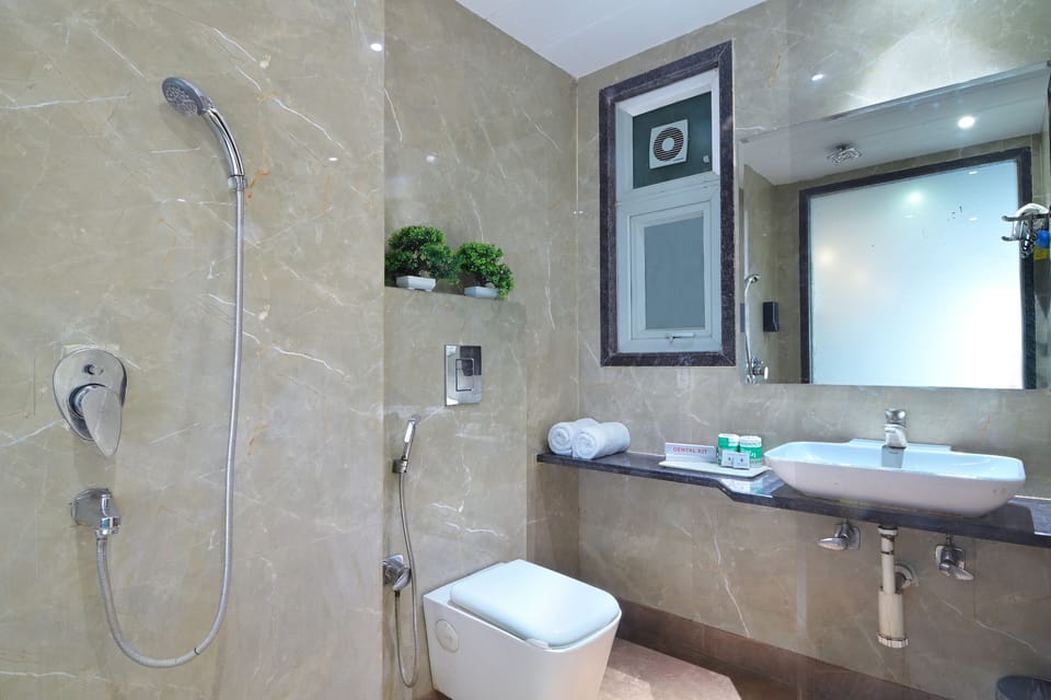 Comfort Triple Room | Bathroom | Shower, free toiletries, slippers, towels