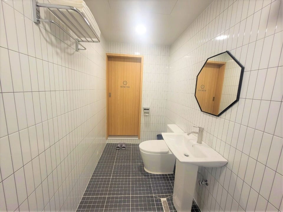 Premium Double Room | Bathroom | Designer toiletries, hair dryer, bathrobes, towels