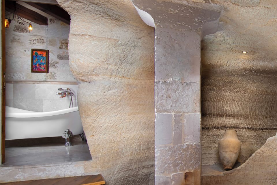 Superior Cave Suite | Bathroom | Shower, free toiletries, hair dryer, slippers