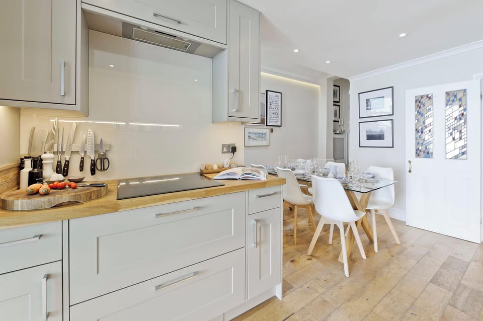 House (4 Bedrooms) | Private kitchen | Fridge, microwave, oven, stovetop