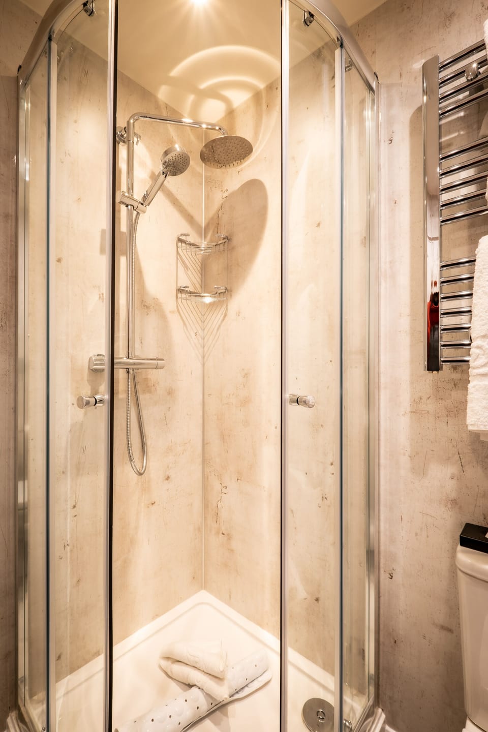 Standard Double Room | Bathroom | Shower, free toiletries, hair dryer, towels