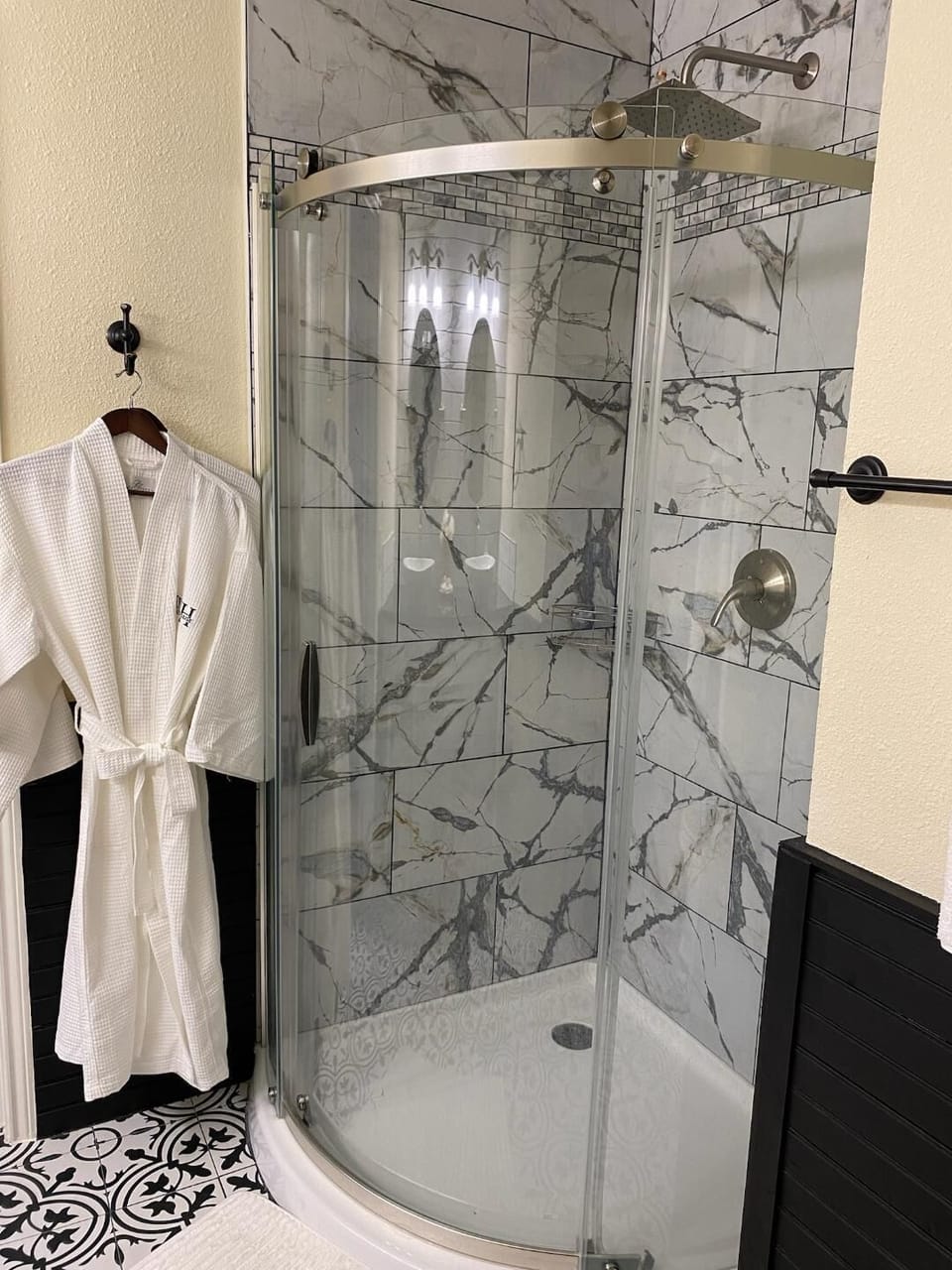 Magnolia Room, Queen Bed, Non-Smoking | Bathroom | Jetted tub, rainfall showerhead, free toiletries, bathrobes