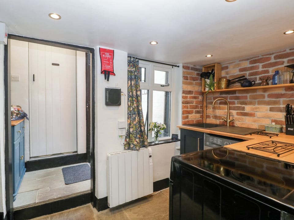 Cottage | Private kitchen | Fridge, electric kettle, toaster, cookware/dishes/utensils