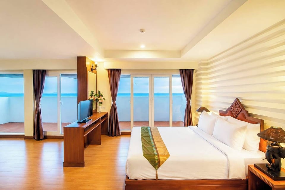 Heritage Sky Beach Suite | Bathroom | Free toiletries, hair dryer, towels