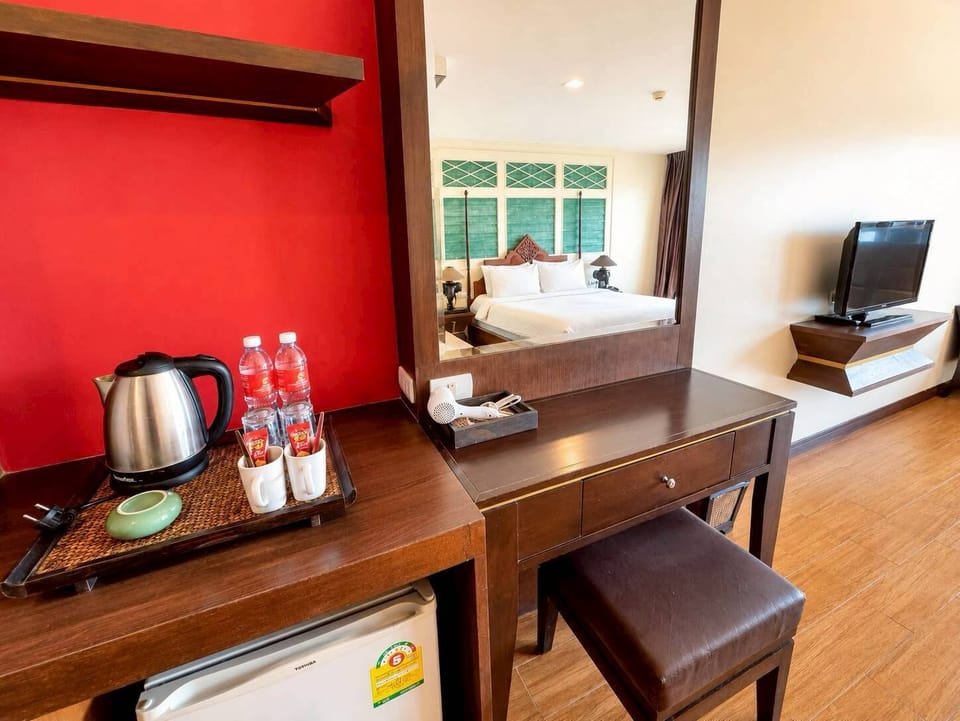 Heritage Deluxe Pool Access | In-room safe, desk, bed sheets