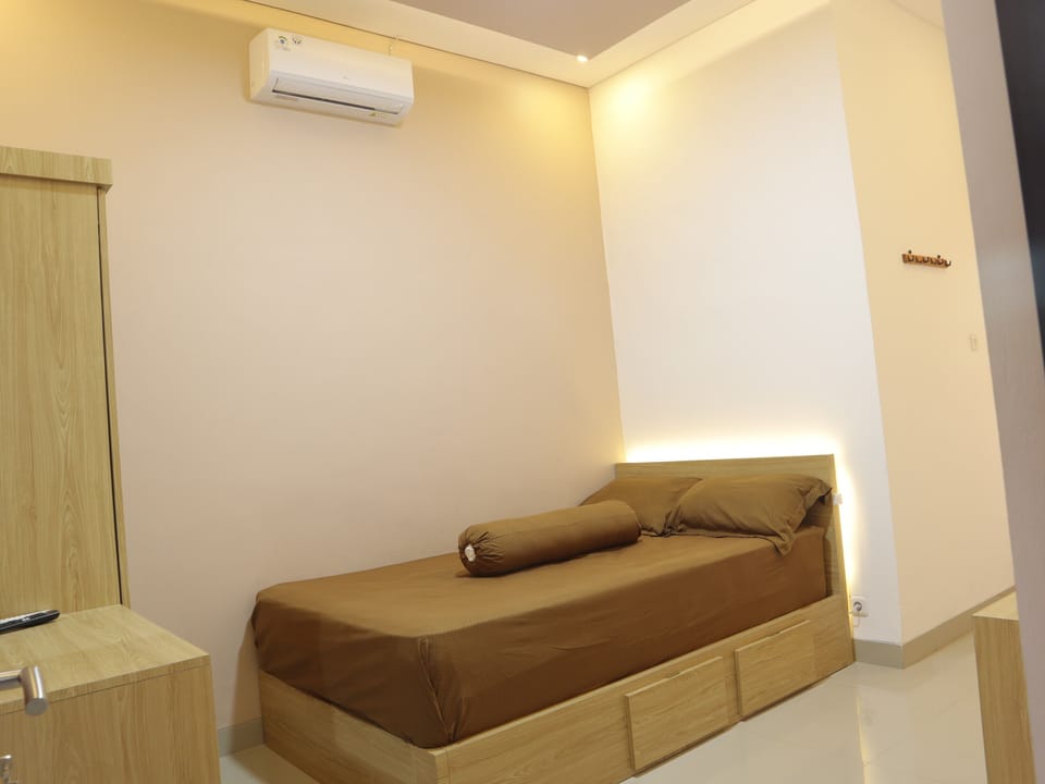 Standard Room, 1 Double Bed | Desk, laptop workspace, free WiFi, bed sheets