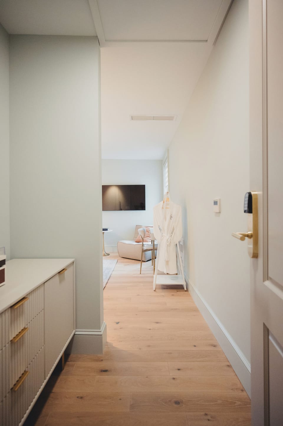 King Lake Suite | Laptop workspace, soundproofing, free WiFi, bed sheets