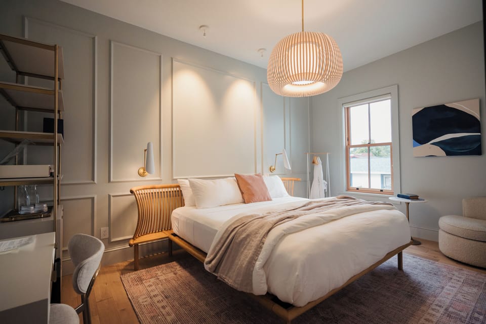 King ADA | Laptop workspace, soundproofing, free WiFi, bed sheets