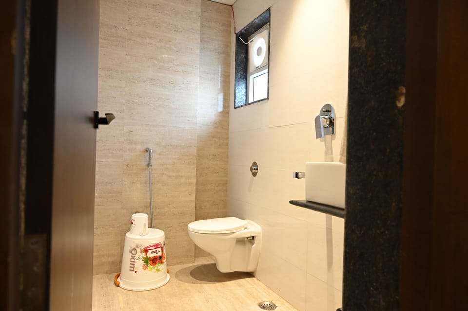 Deluxe Room | Bathroom | Shower, rainfall showerhead, hair dryer, slippers
