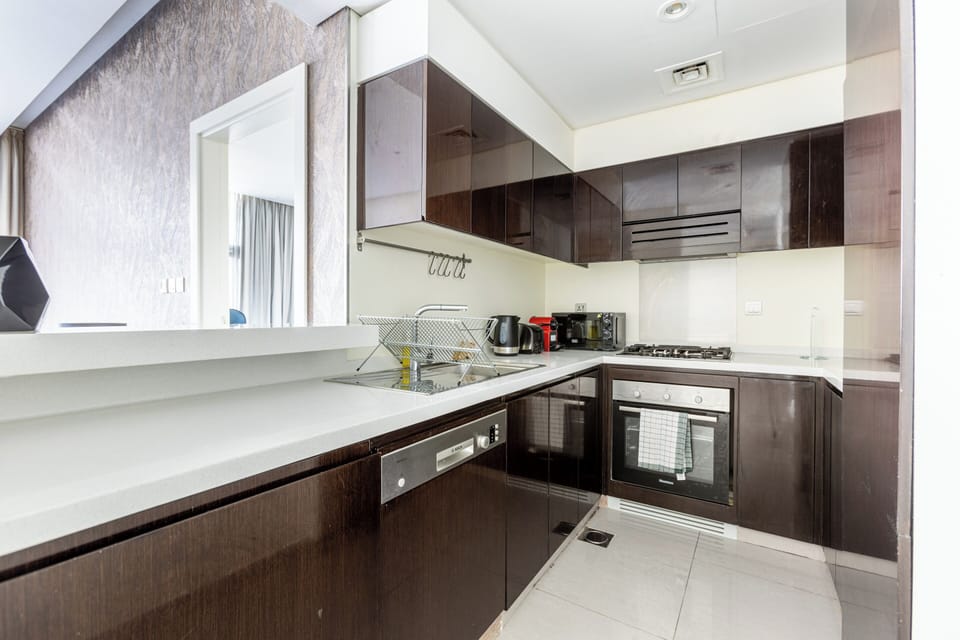 Deluxe Apartment | Private kitchen | Coffee/tea maker, fridge, microwave, oven