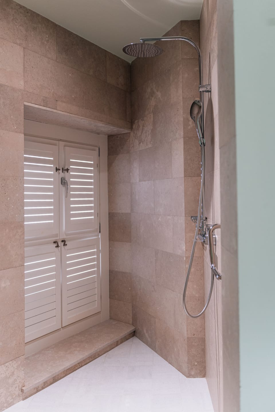 Grand Studio Suite | Bathroom | Free toiletries, hair dryer, bidet, towels