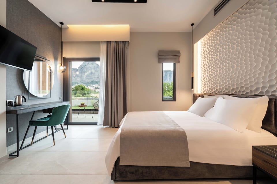 Deluxe Studio Suite | Premium bedding, in-room safe, laptop workspace, blackout drapes