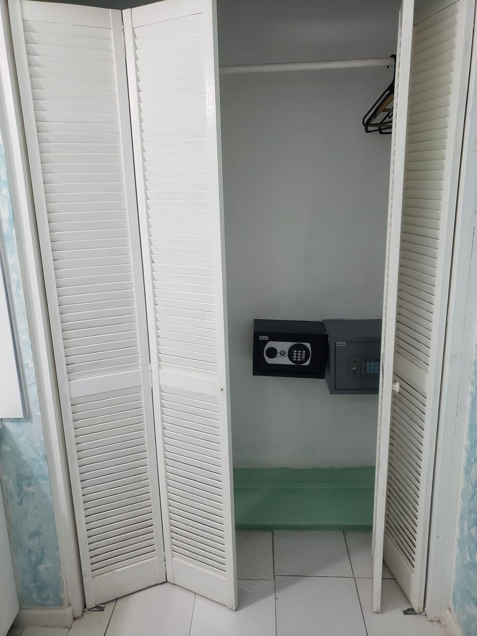 Standard Room, 1 King Bed, Pool Access | Wardrobe